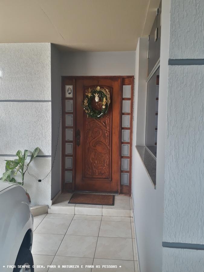 Casa à venda com 5 quartos, 248m² - Foto 1