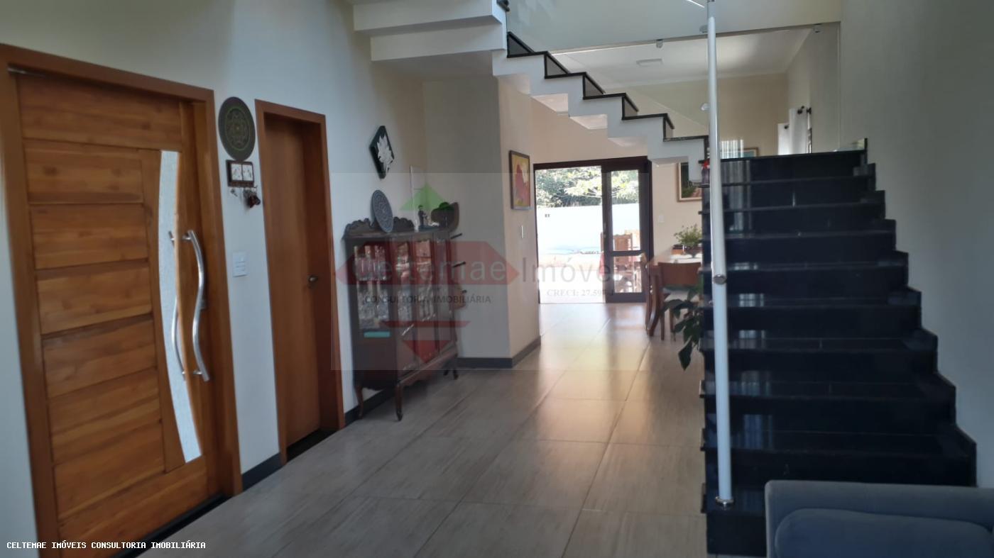 Sobrado à venda com 3 quartos, 264m² - Foto 1